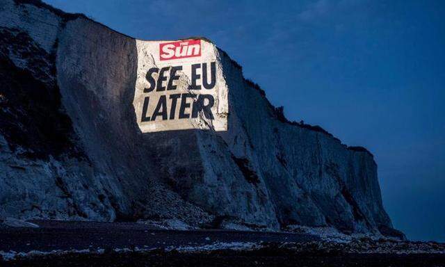 Die "Sun" warf Abschiedsgrüße auf die Felsen von Dover