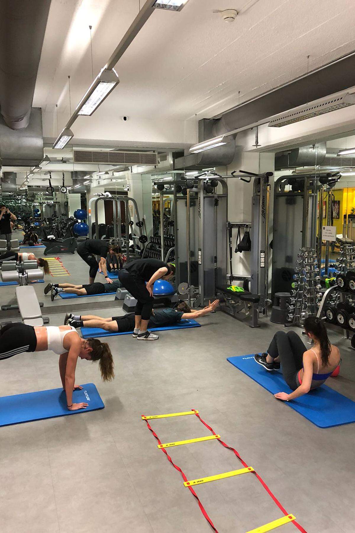 Workout im Team In den letzten Wochen hat Ihnen Ivo Buchta schon einige Übungen vorgezeigt - haben Sie diese schon ausprobiert? Oder hadern Sie noch mit Ihrem inneren Schweinehund? Mit einem Trainingspartner oder einer kleinen Gruppe macht Sport einfach mehr Spaß. Text: Barbara Zach  