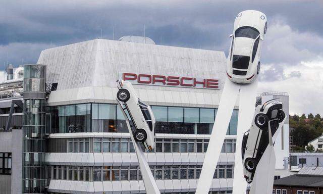 Die Skulptur "Inspiration 911" von Gerry Judah, vor dem Porsche-Hauptsitz in Stuttgart.