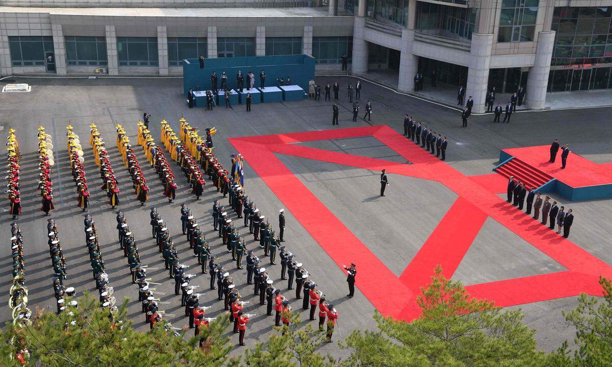 Als Zeichen den guten Willens überreichten Schulkinder Kim Blumen, eine Militärkapelle begrüßte den Diktator mit traditionellen koreanischen Volksliedern.