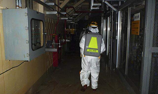 Arbeiter prüfen erstmals Reaktor 3 im AKW Fukushima.