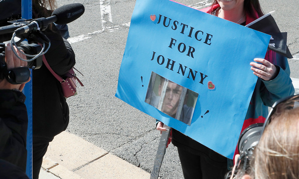 Der Prozess wird von enormer medialer Aufmerksamkeit begleitet.