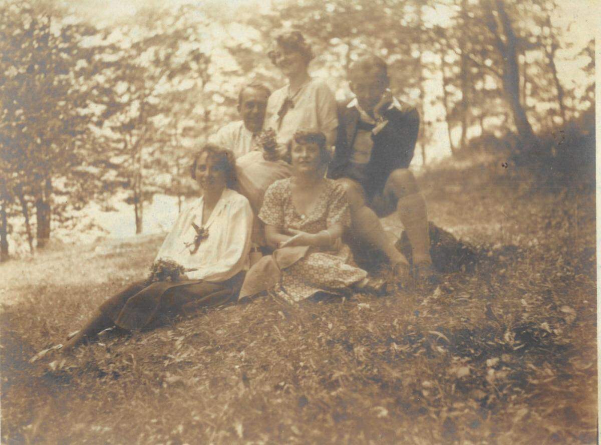 Vor der Abreise am 10. Juni 1924 posieren fünf der Protagonisten für die Kamera.