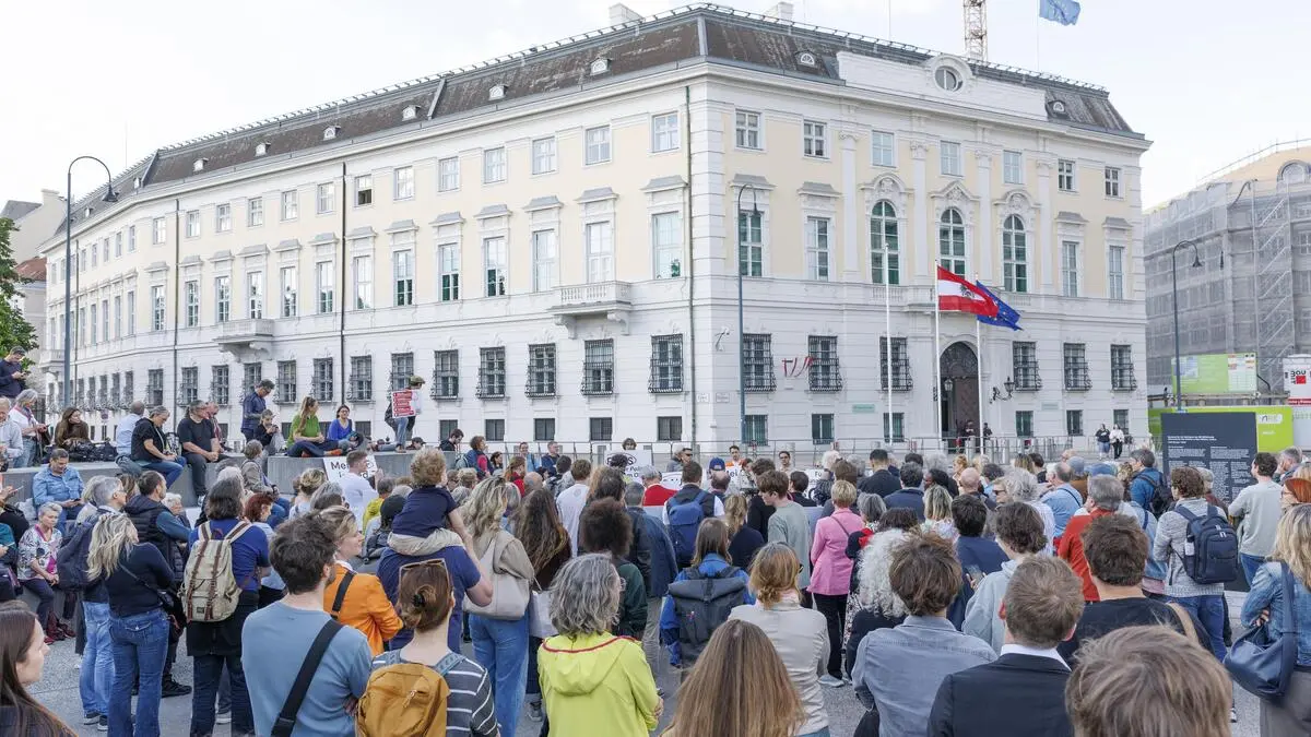 Weder-Goldschatulle-noch-Spielzeug-Kundgebung-am-Ballhausplatz-fordert-unabh-ngigen-ORF
