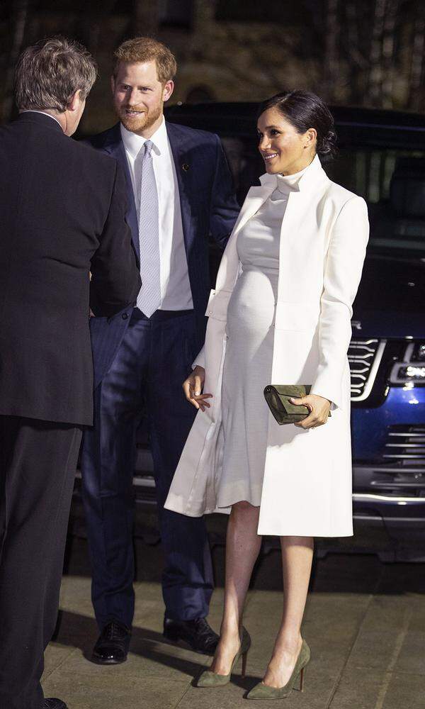 Die Babykugel wächst und wächst: Das letzte Drittel ihrer Schwangerschaft feierte Herzogin Meghan bei einer Galaveranstaltung in London Mitte Februar 2019 in einem monochromen Kleid-Mantel-Ensemble.