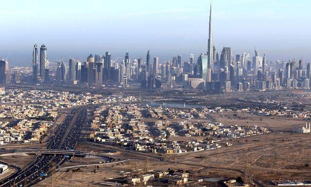 Künstlich. Megabaustelle Dubai: Architektonisch ist die aus dem Boden geschossene Metropole ein Sight. Touristen vertreiben sich die Zeit sonst noch mit Shoppen.
