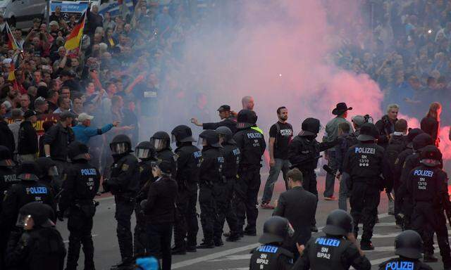 Die Polizei steht vor einer schwierigen Nacht in Chemnitz.
