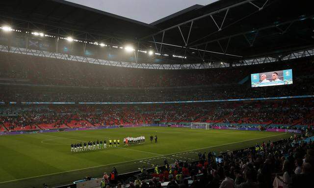 Auf dem „heiligen“ Rasen des Wembley-Stadions blieben die Waffen im strömenden Regen stumpf und die englischen wie schottischen Abwehrreihen dicht.