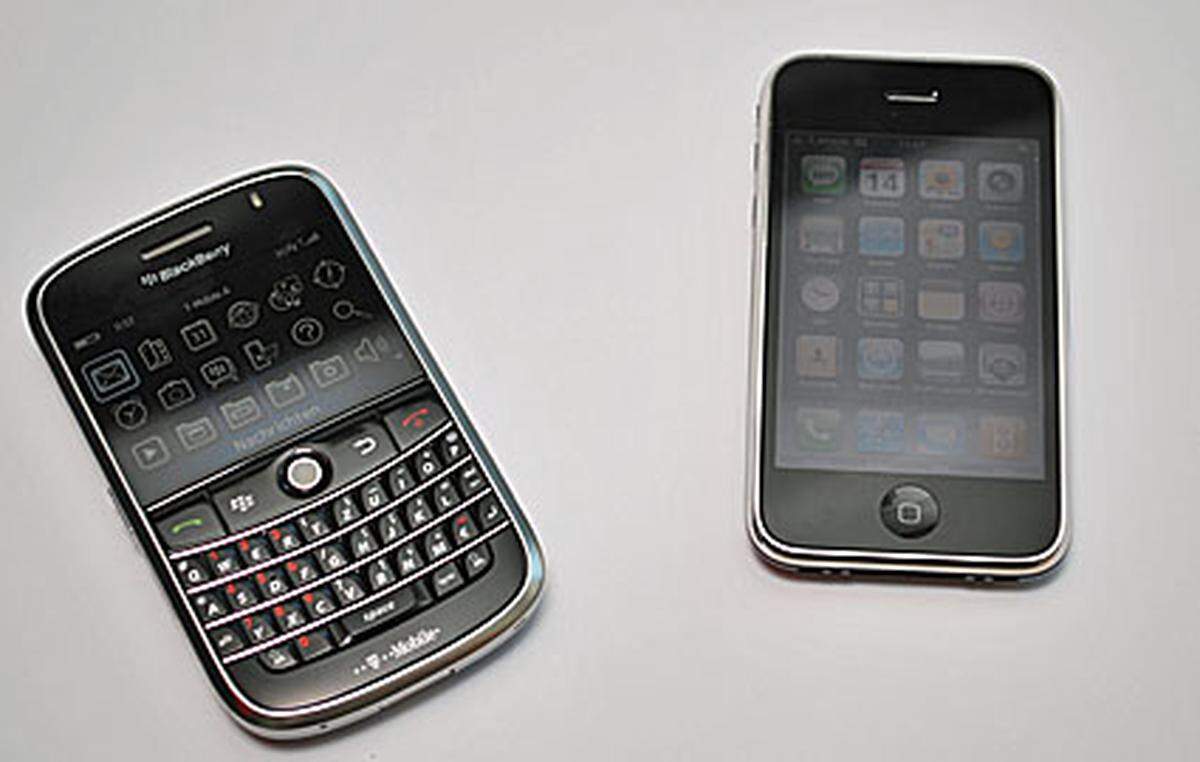 Ein Touchscreen würde auch die Benutzerführung durch den „Bold“ um vieles leichter machen. Hier wieder der direkte Vergleich mit dem iPhone von Apple. Während dieses in der Bedienung intuitiv und fast ohne Missverständnisse zwischen Gerät und Nutzer funktioniert, arbeitet der Blackberry in den einzelnen Menüs mit langen, unübersichtlichen und nicht nachvollziehbar gereihten Listen von Funktionen.
