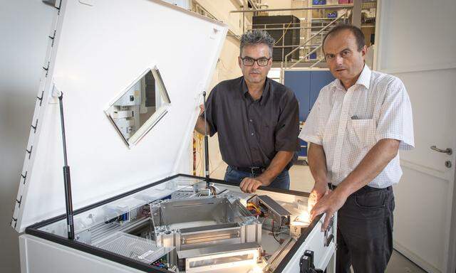 Selbst entwickelt und gebaut: Günter Lammer und Michael Schönhuber mit dem 2D-Distrometer, das sie mehr als hundert Mal in die Welt verkauft haben.