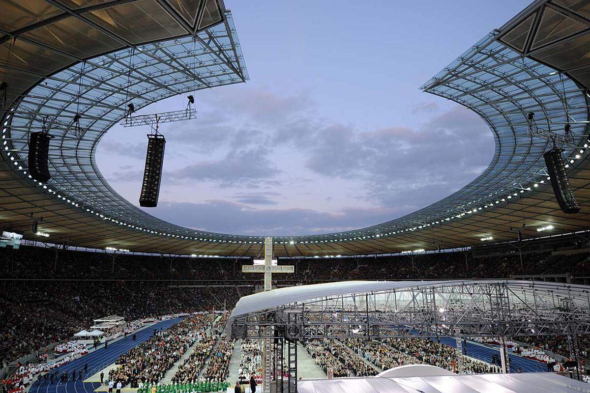 Am Donnerstagabend feierte der Papst im Berliner Olympiastadion eine Messe mit 61.000 Gläubigen.