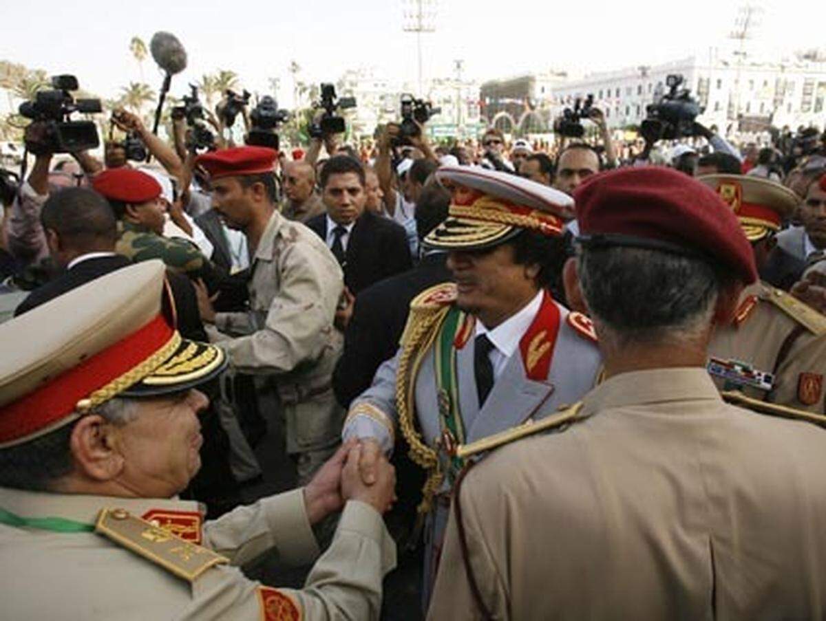 Im Jahr 1969 hatte Gaddafi als 27-jähriger Colonel gemeinsam mit einer Gruppe junger Offiziere den greisen König Idris I. in einem unblutigen Putsch gestürzt. In seinem "Grünen Buch", Gaddafis Pendant zur Mao-Bibel, verkündete er Libyens "dritten Weg", seine Alternative zu Sozialismus und Kapitalismus.