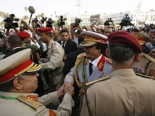 Im Jahr 1969 hatte Gaddafi als 27-jähriger Colonel gemeinsam mit einer Gruppe junger Offiziere den greisen König Idris I. in einem unblutigen Putsch gestürzt. In seinem "Grünen Buch", Gaddafis Pendant zur Mao-Bibel, verkündete er Libyens "dritten Weg", seine Alternative zu Sozialismus und Kapitalismus.