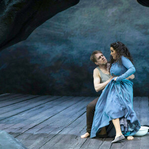 Georg Zeppenfeld als 'Hunding' und Michaela Kaune als 'Sieglinde'.