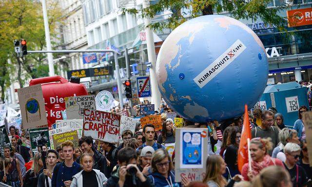 September 27, 2019, Vienna, Austria: Protesters hold placards during the march..In more than 150 countries, the Interna