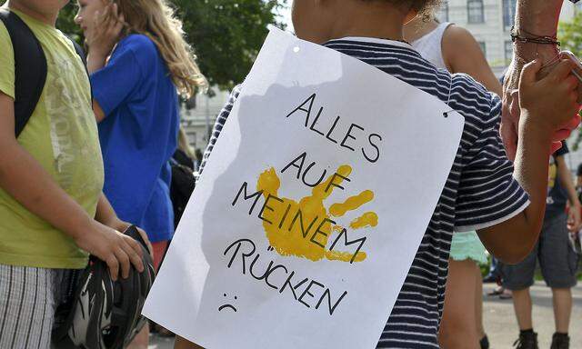 Für viel Aufregung sorgte der Skandal um die ''Alt Wien''-Kindergärten. Einige der mehr als 2.200 betroffenen Kinder dmeonstrierten mit ihren Eltern vor dem Rathaus.