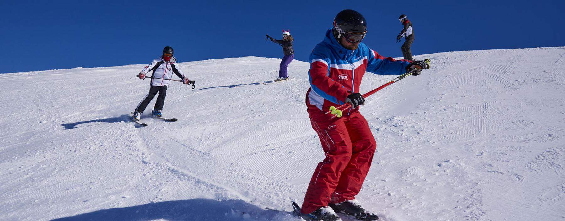 Viele Skilehrer nutzen die Zeit und produzieren derzeit Erklärvideos, weil der klassische Unterricht wie hier derzeit nicht möglich ist. 