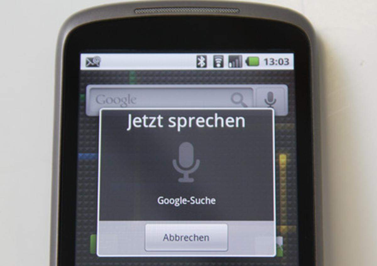 Der große Unterschied liegt natürlich in der Software. Google fährt hier eine komplett andere Strategie als Apple und setzt auf Offenheit statt auf Restriktionen. Neu ist beispielsweise die Spracherkennung. Da das Gerät aber nur für den US-Markt konzipiert wurde, klappt sie nur auf Englisch. Bei so gut wie jeder Texteingabe bietet das Nexus One ein kleines Mikrofon-Symbol, über das sich die Sprachfunktion aktivieren lässt.