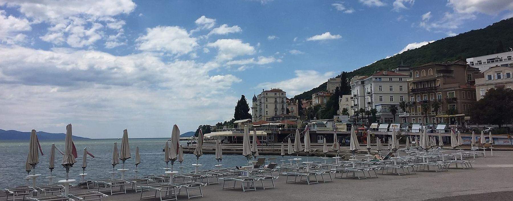 Vorsaison in der Kvarner Bucht: der Strand von Opatija, dem früheren Abbazia.  