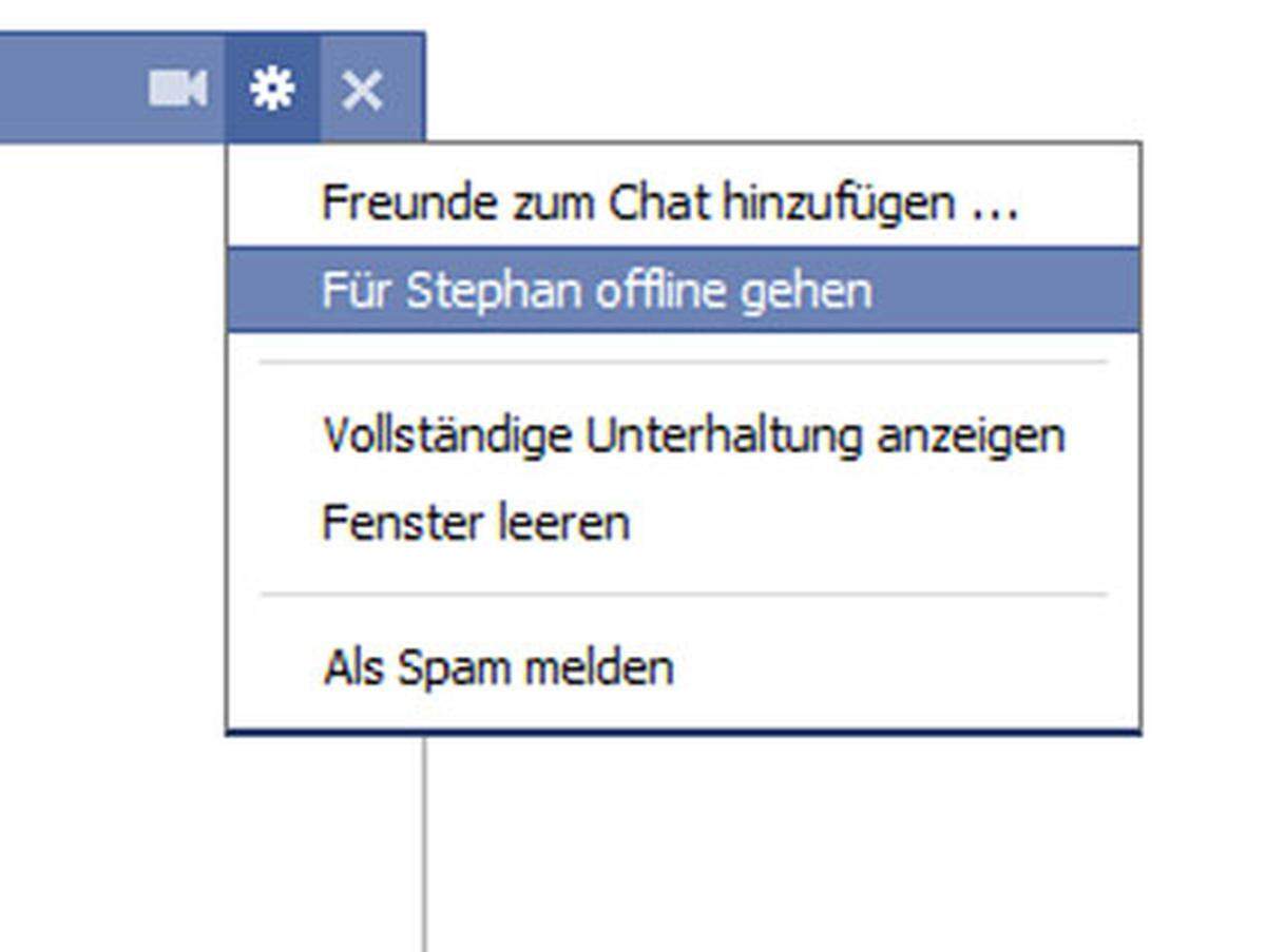 Wenn man von manchen Personen einfach nicht angeschrieben werden will, kann der Status "online" auch nur einigen Auserwählten angezeigt werden. Das ist zum Beispiel zu überlegen, wenn man krank im Bett liegt, auf Facebook surft, aber nicht unbedingt möchte, dass Mitarbeiter oder Chefs das sehen. Die Sichtbarkeit kann am unteren Rand der Chatleiste unter dem Zahnrad-Symbol eingeschränkt werden. Auch einzelne Unterhaltungen können rasch beendet werden, indem man nur für diese Person offline erscheint. Das lässt sich praktischerweise direkt im entsprechenden Chatfenster einstellen - ein "ich muss dann los" wirkt so auch dann glaubhaft, wenn es eine verzweifelte Notlüge war.
