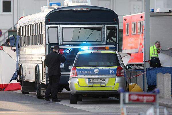 Bei einer Schießerei am Flughafen Frankfurt sind zwei US-Armeeangehörige getötet und zwei weitere verletzt worden.