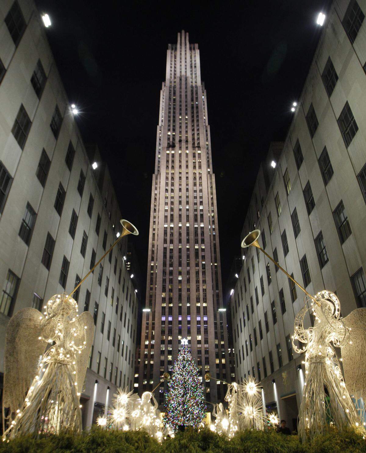 New York ist zwar das ganze Jahr über eine Reise wert, wirklich magisch wird es im Big Apple aber in der Weihnachtszeit. Die Metropole wartete mit vielen Highlights auf, darunter der Erleuchtung des Christbaumes vor dem Rockefeller Center, der riesige Macy's Parade und natürlich nicht zu vergessen mit den aufwendig gestalteten Schaufenstern der großen Kaufhäuser.