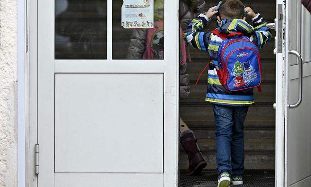 Symboldbild: Auch die Schulnachricht sollen nur die wenigsten Schüler während des Lockdowns abholen.