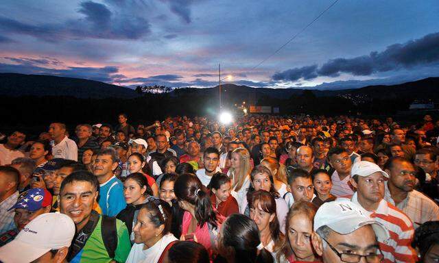 COLOMBIATausende Venezolaner überquerten die Grenze nach Kolumbien, um Essen und Medikamente zu kaufen.VENEZUELA-CRISIS-BORDER