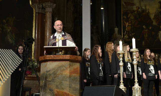 Toni Faber las das Requiem für Falco, ein Chor sang seine Lieder.