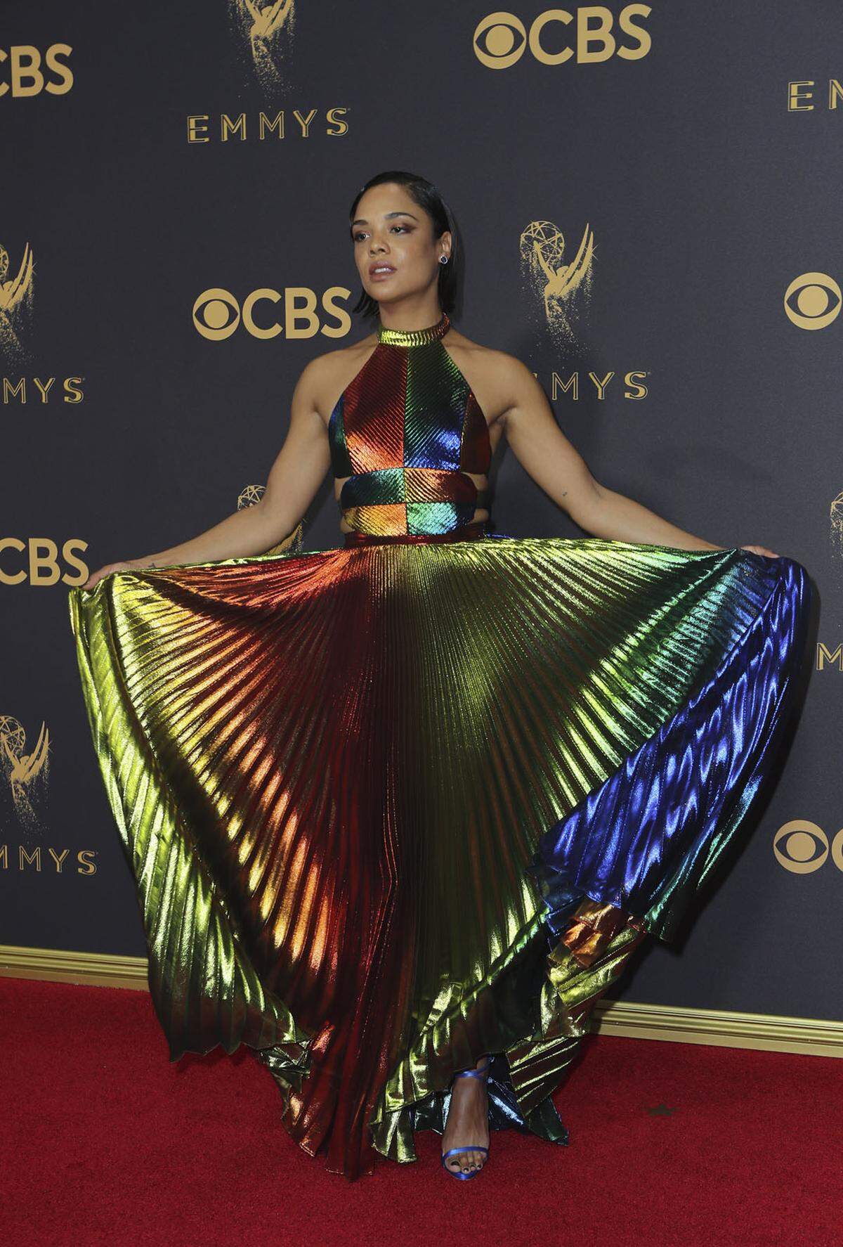 Gleich zwei Regenbögen rahmten die diesjährigen Emmy-Awards: Tessa Thompson in Rosie Assoulin ...