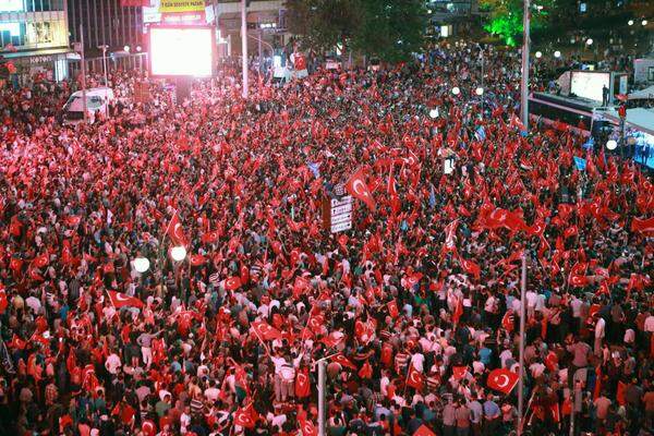 In Ankara waren in der Nacht auf Samstag mehrere Bomben eingeschlagen, Teile des Parlaments und des Präsidentenpalastes waren aus der Luft aus angegriffen worden.