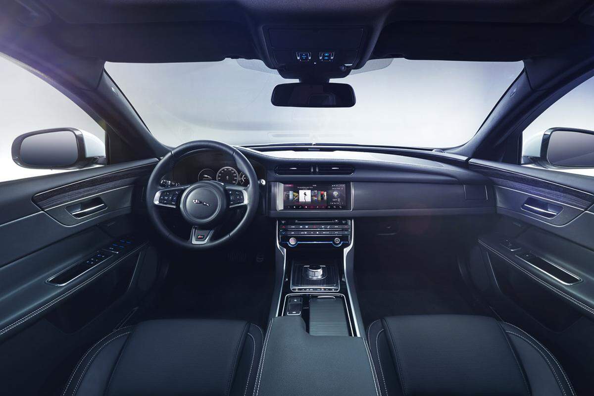 Das Cockpit des Jaguar wird von einem 10,2 Zoll großen Touchscreen dominiert. Materialien wie Alu und Leder sollen dem Innenraum ein modernes Ambiente verleihen.