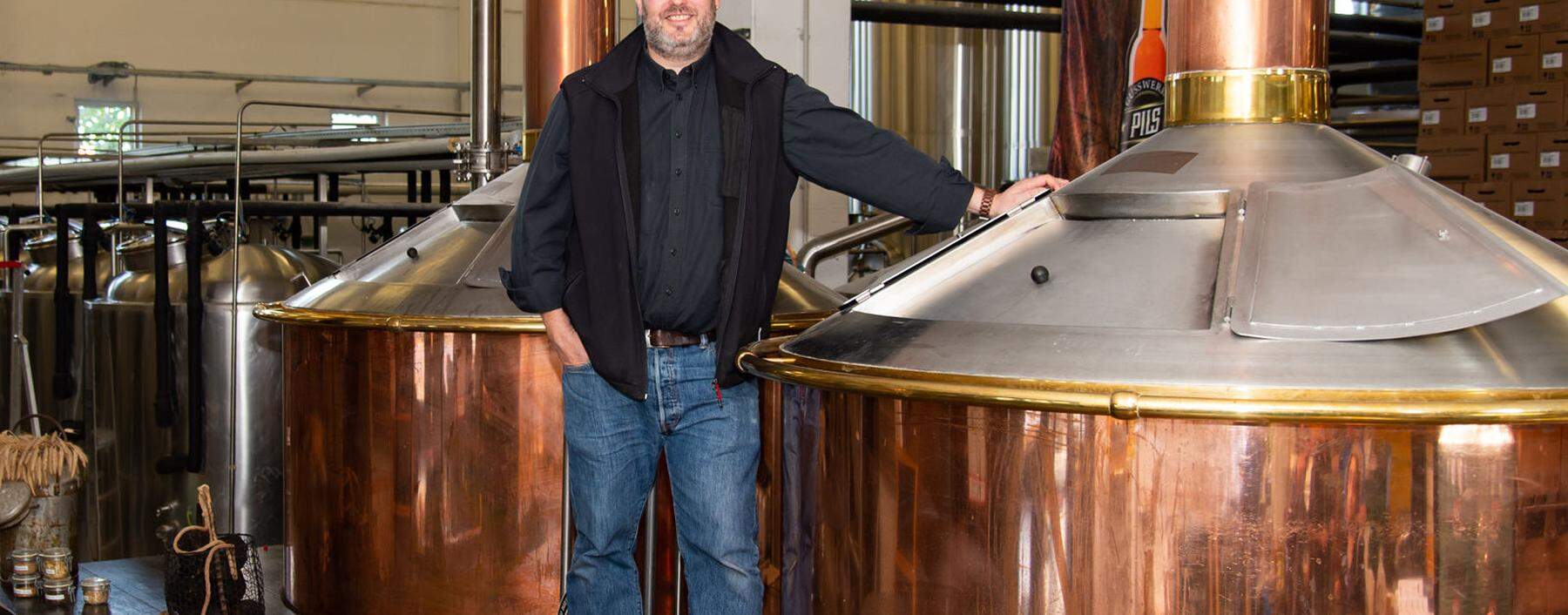 Braumeister Reinhold Barta erhitzt sein Bier u. a. mit Steinen vom Kapuzinerberg.