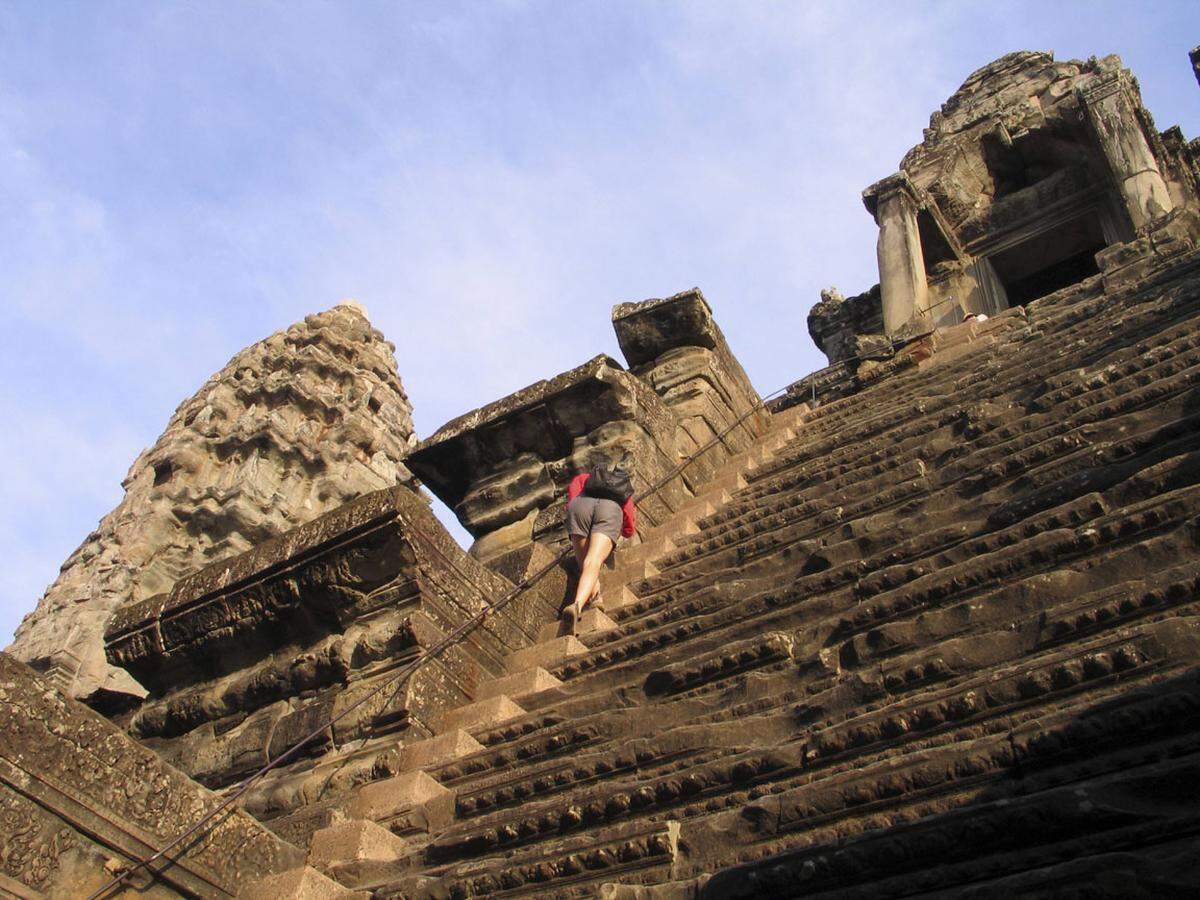 Besonders beschwerlich sind die Tempelanlagen von Angkor Wat. Absichtlich wurden die Treppen besonders steil gebaut um zu verdeutlichen, wie schwer der Weg in den Himmel ist. Besondere Vorsicht ist geboten, denn die Treppen sind oft feucht.