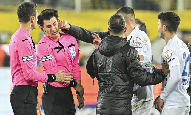 Faruk Koca schickte Referee Halil Umut Meler zu Boden.