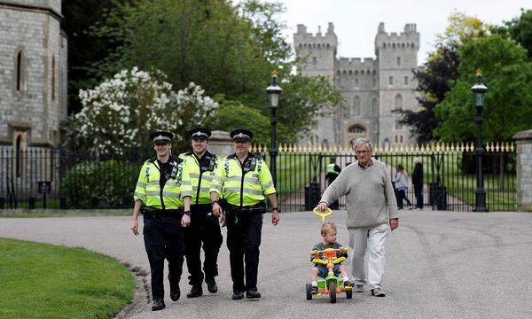 Auch sonst gilt für das Event des Jahres: Safety first! Rund um Schloss Windsor haben Polizisten bereits erste Sicherheitsvorkehrungen getroffen, damit Prinz Harry und Meghan Markle reibungslos zur Hochzeit chauffiert werden können.