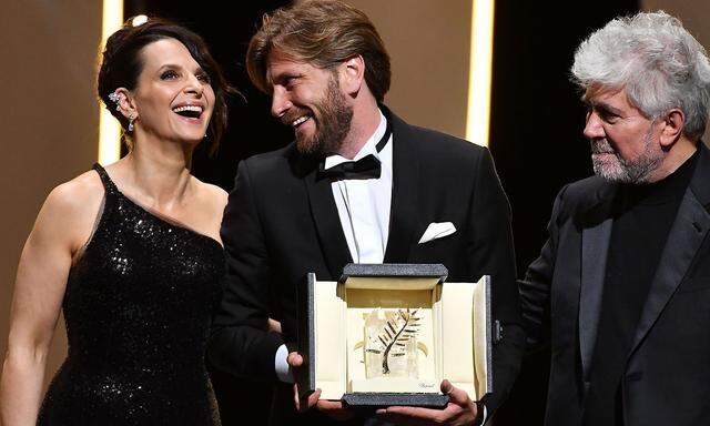 Ruben Östlund (Mitte) freute sich sichtlich über die Goldene Palme von Cannes - im Bild mit Schauspielerin Juliette Binoche und Jury-Chef Pedro Almodovar.