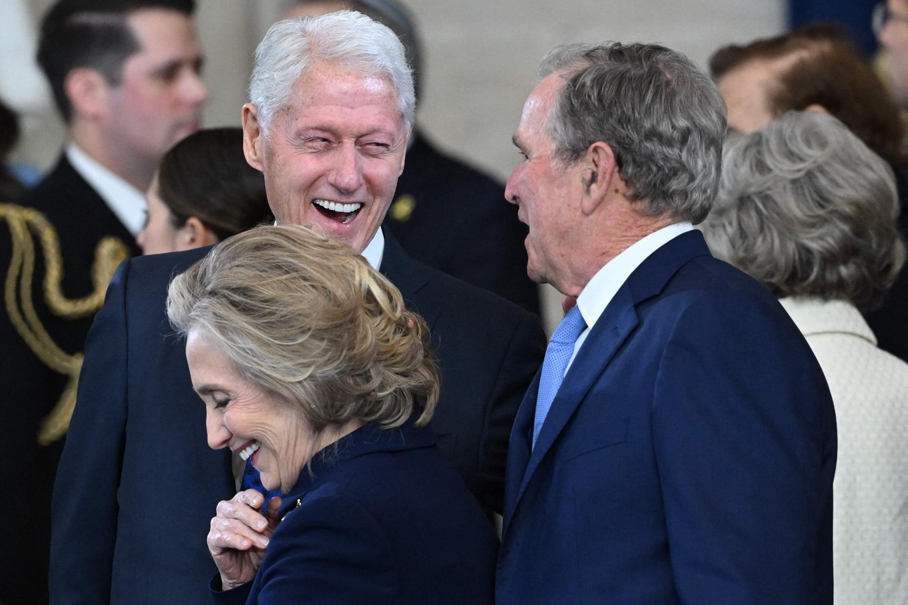 Beim Warten auf Trump und Biden unterhielt man sich in der Rotunde des Kapitols. Im Bild: die Ex-US-Präsidenten Bill Clinton und George W. Bush, im Vordergrund die Ex-Außenministerin Hillary Clinton.