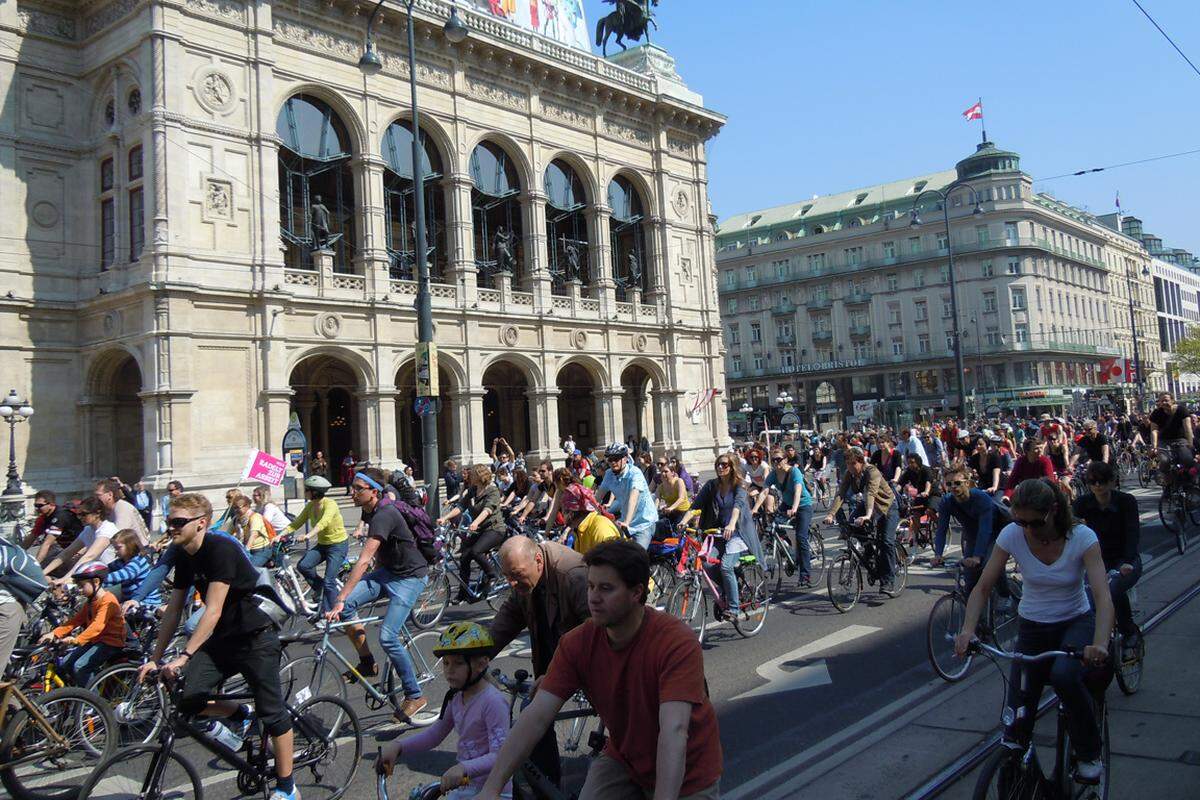 Radausflug mitten in der Stadt: Am Sonntag haben laut Organisatoren und Polizei rund 5000 Radfahrer an Wiens erster Radparade einmal rund um den Ring teilgenommen. "Unsere Erwartungen wurden vollkommen übertroffen", freute sich Koordinator Martin Friedl über "das riesige Volksfest". BILDER VON GÜNTER FELBERMAYER