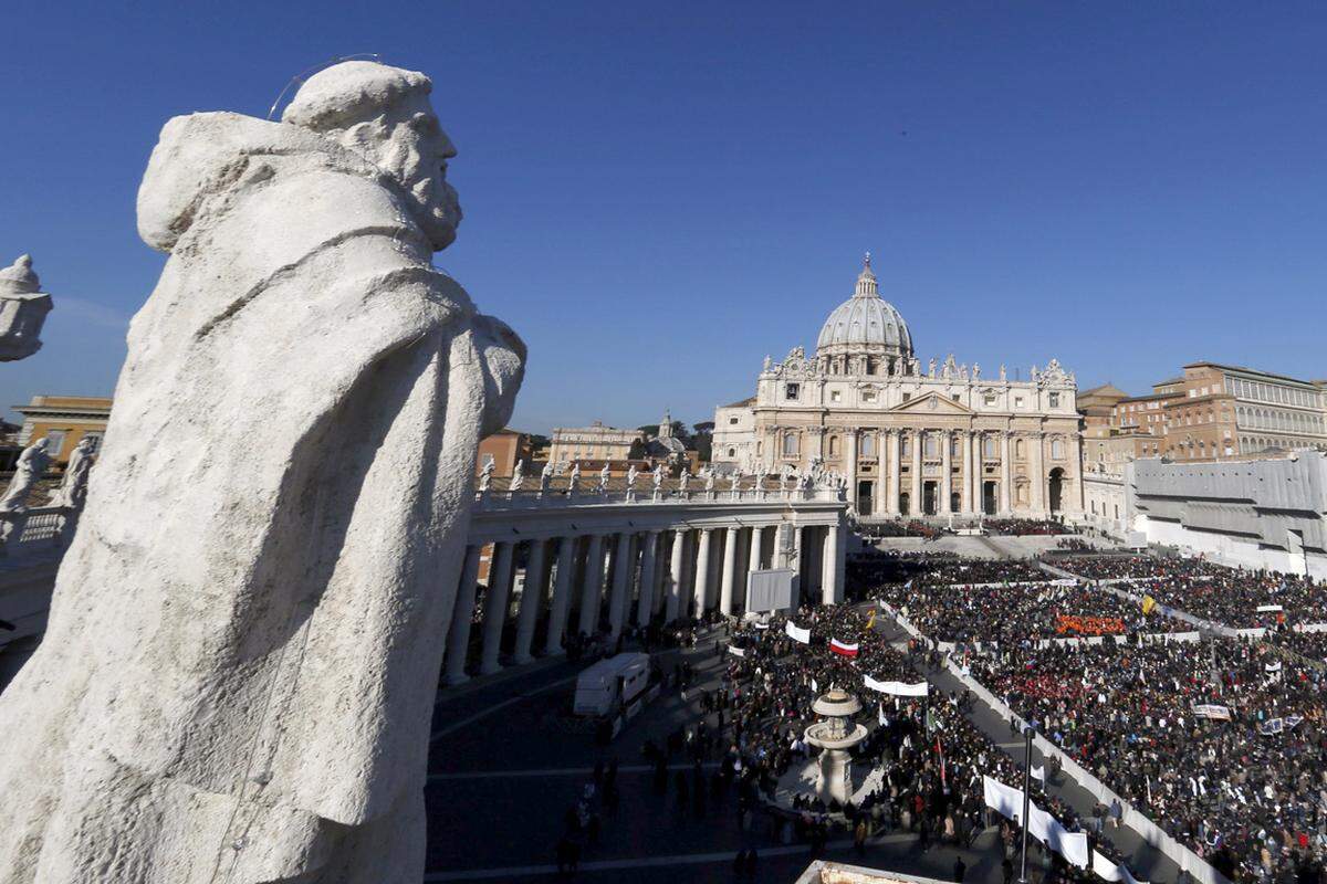 Hunderttausende Gläubige haben sich am Mittwoch auf dem Petersplatz eingefunden, um Papst Benedikt XVI. bei dessen letzter Generalaudienz zu verabschieden.