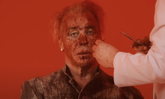 Viel Blut: Szene aus dem You-Tube-Video von „Zunge“.