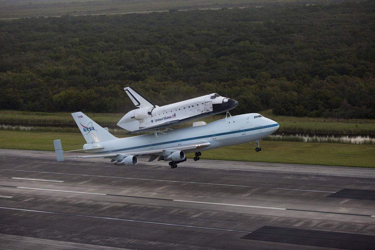 20 Jahre nach ihrer ersten Mission hatte die US-Raumfähre "Endeavour" am Mittwoch ihre letzte Reise angetreten - ins Museum. Vom Weltraumbahnhof in Cape Canaveral (Florida) aus startete das Space Shuttle auf dem Rücken einer umgebauten Boeing 747.