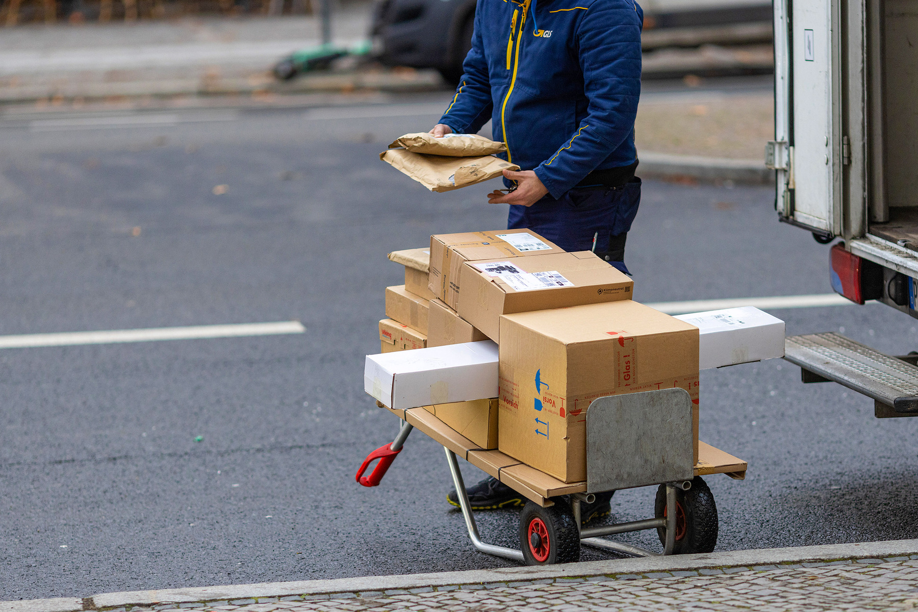 „Schlechter kann man das nicht machen“: Wer die Paketabgabe letztendlich zahlt [premium]