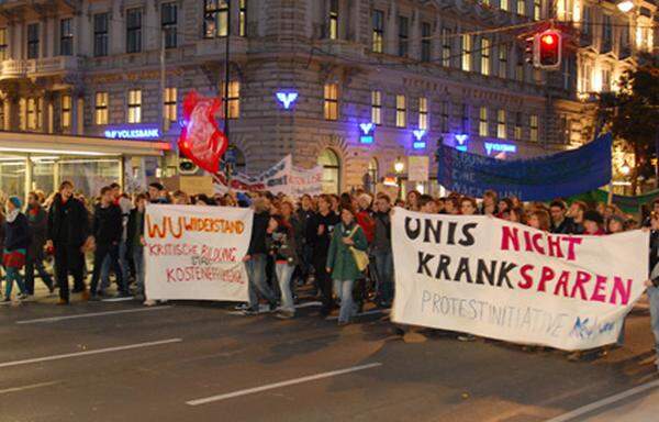 Auf der Währinger Straße kamen noch rund 30 Medizin-Studenten mit einem großen Transparent hinzu, die sich gegen zu große finanzielle Einschnitte aussprachen.