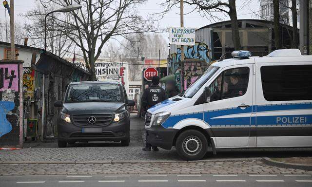 Die Berliner Polizei im Einsatz: Gesucht werden die früheren RAF-Terroristen Burkhard Garweg und Ernst-Volker Staub