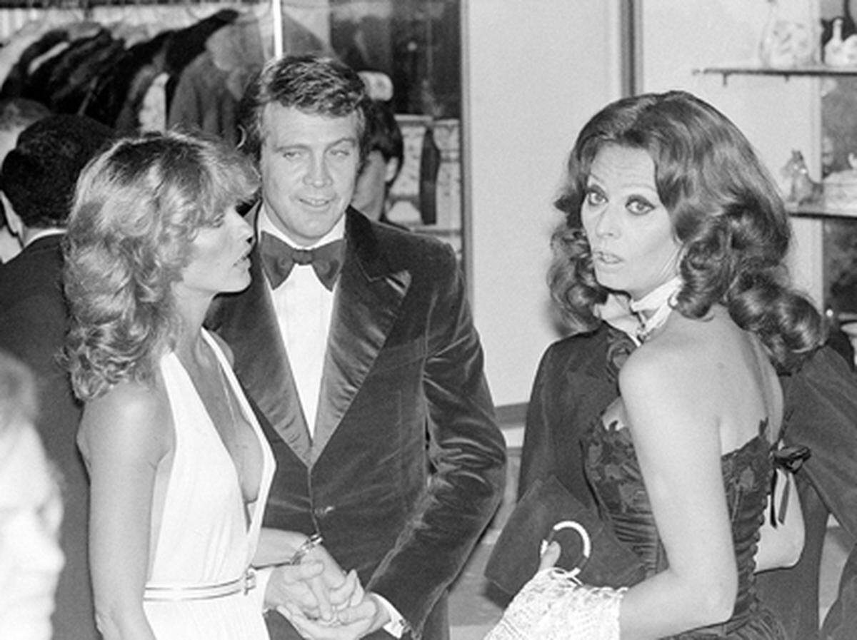 1957 kam Sophia Loren auf seine Initiative nach Hollywood und drehte "Stolz und Leidenschaft". Um die 100 Filme sollten diesem noch folgen. Im Bild: Sophia Loren mit Farrah Fawcett-Majors und Lee Majors.