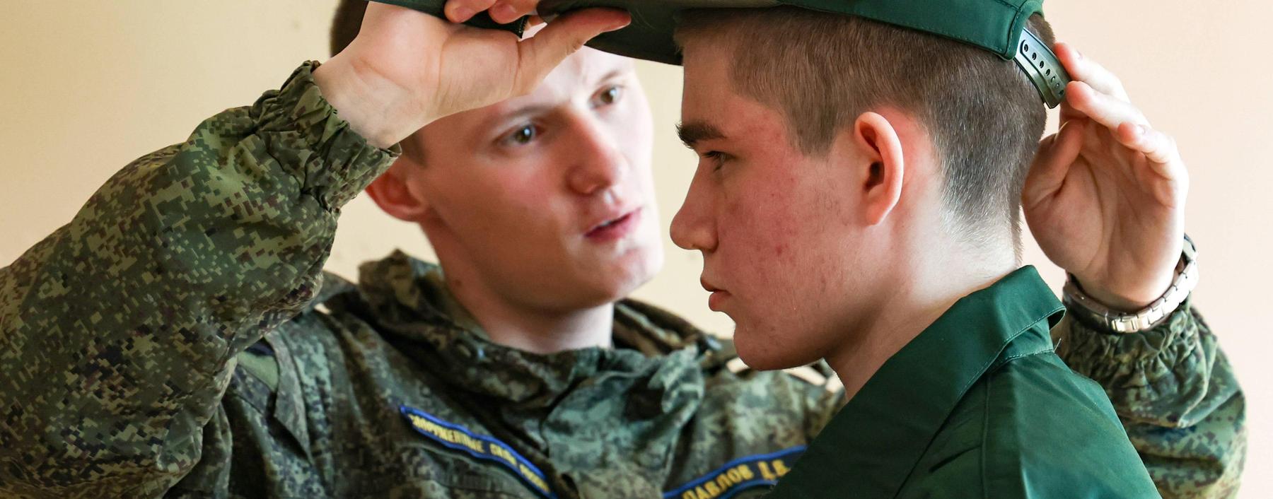 Ein Rekrut in Sibirien wird eingekleidet. Auch Wehrdienstleistende wie dieser junge Mann können bei einer Selbstverpflichtung schnell an die Ukraine-Front gelangen.