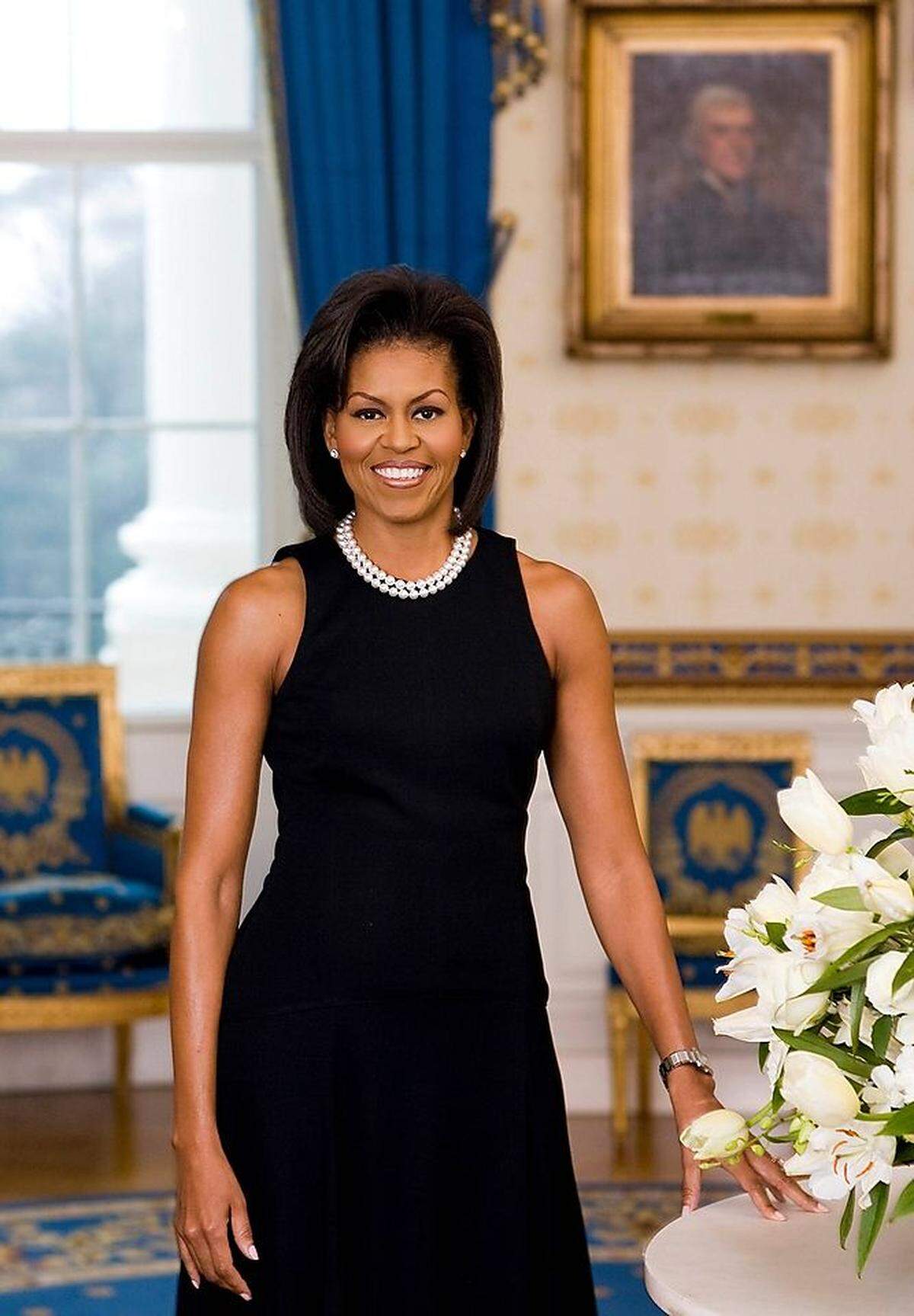 Ganz ohne Kritik wurde aber auch Michelle Obamas erstes Porträtfoto nicht aufgenommen. Die Pose sei zwar klassisch - die frühere Anwältin zeige auf dem Bild aber zu viel Haut. Obama ließ sich von der Kritik aber nicht beirren: Ihr selbstbewusster Umgang mit Kleidung brachte ihr über die Jahre den Status einer wahren - selbstsicheren - Modeikone ein.