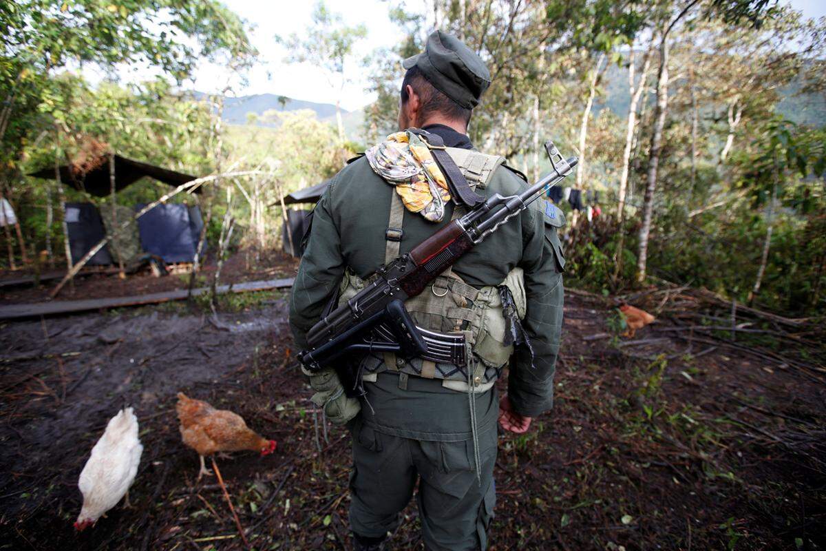 Die Hauptkampfwaffe der FARC-EP ist das Sturmgewehr AK-47, das auf dem internationalen Schwarzmarkt in großen Mengen verfügbar ist.