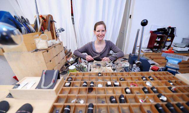 Ilga Zemann hat ihr Atelier direkt im Laden. Hauptsächlich macht sie Silberschmuck. Auch Eheringe in Silber sind wegen des hohen Goldpreises gefragt.